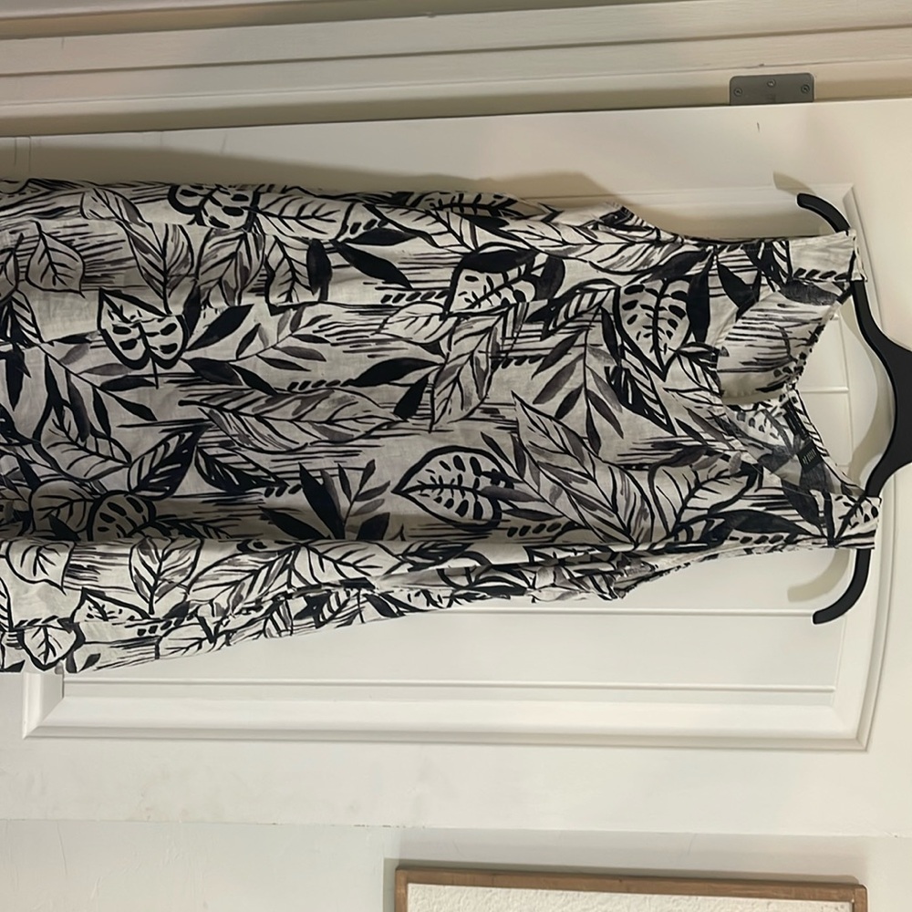 TAHARI 100% linen dress.excellent condition. Worn once and it has pockets!